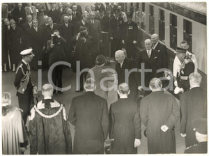 1958 LONDON Victoria Station - Queen Elizabeth II greets president Theodor HEUSS