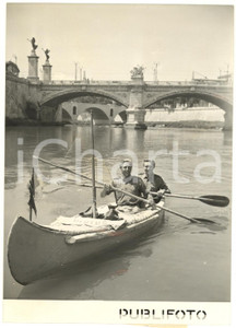 1953 ROMA Tevere - Arrivo di due norvegesi partiti in canoa da OSLO *Foto