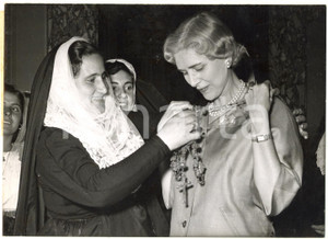 1955 ROMA Clare BOOTHE LUCE riceve antico rosario da donne in costume sardo