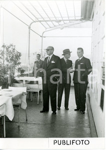 1953 GENOVA Alexandros PAPAGOS al ristorante OLIMPO sul grattacielo ^Foto  Fotografia d'epoca, scattata presso il ristorante situato in cima al grattacielo di piazza Diaz.   CONDIZIONI: G (ma lieve sovraimpressione al margine destro, difetti di stampa) FORMATO: 13x18 cm     originale e autentica 1