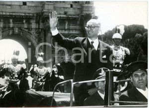 1960 ROMA Presidente Arturo FRONDIZI in corteo davanti all'Arco di Costantino