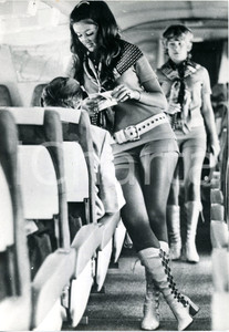 1972 SOUTHWEST AIRLINES Hostess indossa la nuova divisa della compagnia