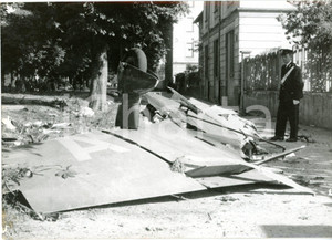 1955 PAVIA Giro aereo Lombardia - Poliziotto con resti dei velivoli precipitati