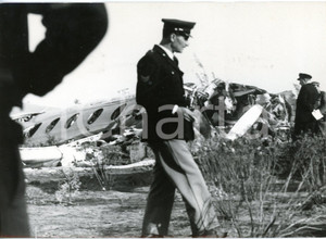 1958 TRAGEDIA DI NETTUNO Poliziotti sul luogo dell'incidente aereo BEA 142 *Foto