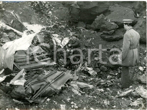 1954 ROMA Incidente aereo DC-6 Pi-C294 - Soccorritori tra i resti dell'aereo 