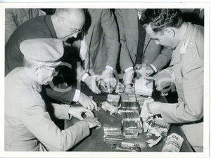 1960 GENOVA Guardia di Finanza con lingotti d'oro sequestrati *Foto DANNEGGIATA