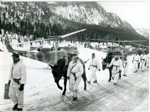 1965 ca PASSO DEL MUS Collaudo elicotteri AGUSTA-BELL 204B per trasporto ALPINI