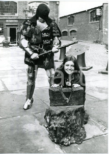 1976 LONDON Miss MONDO - Finta decapitazione Karen Jo PINI Miss Australia *Foto