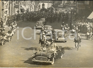 1959 PARIS Dwight EISENHOWER e Charles DE GAULLE in corteo tra la folla *Foto