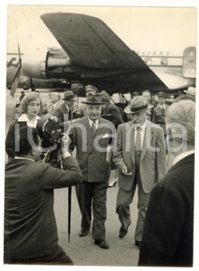 1954 MILANO Arrivo di Arturo TOSCANINI con Emanuela D'ACQUARONE Foto DANNEGGIATA