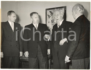 1953 BERLIN Theodor HEUSS welcoming Hermann EHLERS and Hermann SCHÄFER *Photo