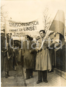 1954 FRANKFURT Demonstration against the kidnapping of Alexander TRUSCHNOWITSCH