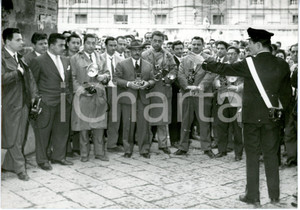 1959 NAPOLI Processo Pupetta Maresca - Attesa dei paparazzi fuori dal tribunale