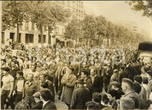 1960 BOULOGNE-BILLANCOURT Manifestazione operai RENAULT *Foto 18x13 cm Fotografia d'epoca con didascalia coeva al verso. CONDIZIONI: G FORMATO: 18x13 cm      originale e autentica 1
