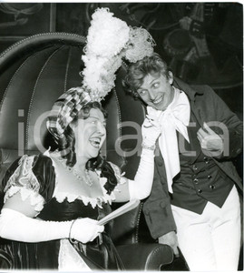 1960 LONDON "She Stoops to Conquer" - Tommy STEELE Peggy MOUNT during rehearsal