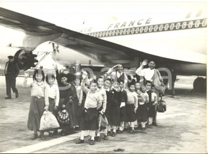 1962 PARIS ORLY Arrivo di 20 piccoli tibetani rifugiati in Francia *Foto 18x13