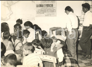 Fotografia d epoca originale 1960 ca PARTINICO PA Leader del comitato pro diga tra i bambini Foto 18x13 cm 1