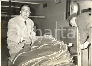 1962 PARIS Gilbert BECAUD porta 13 abiti per la sua tournée *Foto 18x13 cm