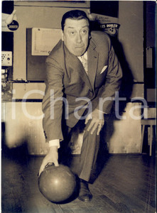 1961 PARIS Attore FERNANDEL al bowling degli Champs-Elysées *Photo 13x18 cm