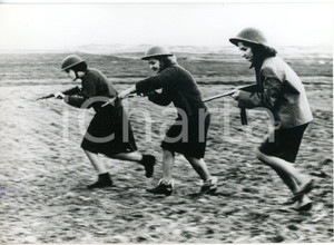 1964 CIPRO Guerra civile - Giovani donne si allenano con le armi *Foto 18x13