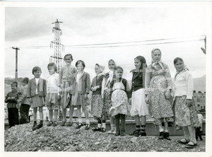 1960 GENOVA - Bambini profughi russi in attesa del piroscafo "Cabo San Vincente"