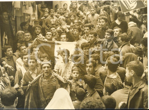 1962 ALGER Casbah - Jeunes musulmans après le cessez-le-feu - Photo 18x13 cm