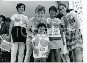 1967 MILANO CANTAGIRO - Rita PAVONE con un gruppo di mascotte *Foto 18x13 cm