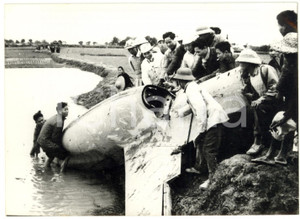 1970 ca GUERRA DEL VIETNAM Civili nord-vietnamiti recuperano relitto aereo USA