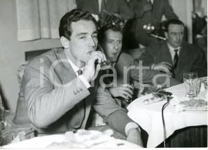 1954 MILANO - Vittorio GASSMAN durante una conferenza stampa *Foto 18x13 cm