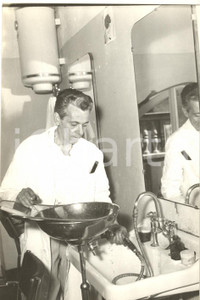 1959 GENOVA Il parrucchiere Giuseppe SALAMIDA dopo la denuncia di Sophia Loren