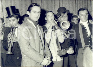 1960 PARIS Jean BAERT avec la fanfare de l'Ecole de Langues Orientales *Photo
