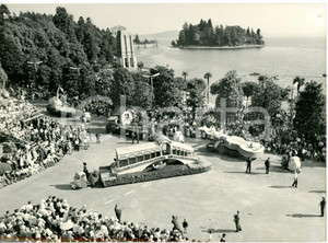 1962 VERBANIA - "Corso dei Fiori" - Sfilata dei carri davanti alla folla *Foto