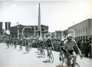 1955 LUGO (RA) - CICLISMO 38°Giro d'Italia 16^tappa - Passaggio dei corridori