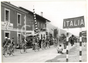 1955 CICLISMO Giro d'Italia - Il gruppo passa il confine Francia-Italia