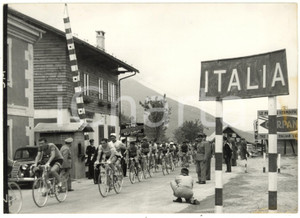 1955 CICLISMO Giro d'Italia - Il gruppo supera il confine tra Francia e Italia