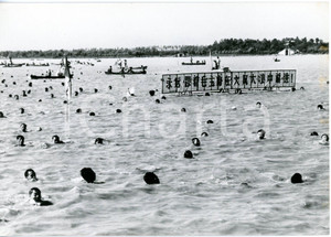 1967 WUHAN (CHINA) Guardie Rosse celebrano anniversario nuotata di Mao TSE-TUNG