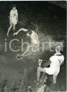 1960 LONDON ROEHAMPTON InterVarsity Race - Herb ELLIOTT gets a shower - Photo