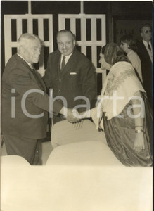 1960 PARIS UNESCO Vittorino VERONESE presenta delegata indiana a Walter NASH