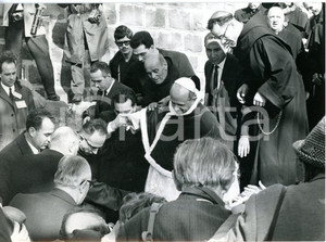 1964 TABGA (ISRAELE) Papa Paolo VI all'uscita dalla Chiesa del Primato di Pietro