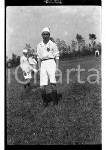 1920 CORSICO AGOSTONI capitano della squadra di calcio NEGATIVO ORIGINALE   Negativo originale in bianco e nero, su pellicola, in formato cm 6 x 9 CONDIZIONI: FAIR ICharta mette in vendita, sul negozio eBay e in esclusiva sul sito "icharta" il proprio archivio composto da numerose diapositive e negativi fotografici d'epoca, tutti originali e autentici, che attraversano la storia del costume italiano tra il 1890 ed il 2000 circa. Un'occasione unica per il mercato del collezionismo, che vede finalmente disponibile un archivio eccezionale per vastità, tematiche e condizioni, in un settore (il negativo fotografico e la diapositiva) di assoluta novità e dalle interessanti prospettive di investimento. FAIR/discreto   originale e autentica 1