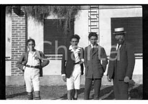 1920 CORSICO Fratelli AGOSTONI con il padre NEGATIVO ORIGINALE   Negativo originale in bianco e nero, in formato cm 6 x 9 CONDIZIONI: FAIR E' SEVERAMENTE VIETATA LA RIPRODUZIONE.TUTTI I DIRITTI SONO RISERVATI.ICharta mette in vendita, sul negozio eBay e in esclusiva sul sito "icharta" il proprio archivio composto da numerose diapositive e negativi fotografici d'epoca, tutti originali e autentici, che attraversano la storia del costume italiano tra gli la fine degli anni Sessanta e Novanta.Si tratta di uno sguardo inedito sull'attualità, la politica, la vita quotidiana, il gossip e la cultura, che fotografa il cambiamento della nazione in quest'ultimo scorcio del XX secolo. Un'occasione unica per il mercato del collezionismo, che vede finalmente disponibile un archivio eccezionale per vastità, tematiche e condizioni, in un settore (il negativo fotografico e la diapositiva) di assoluta novità e dalle interessanti prospettive di investimento. FAIR/discreto   originale e autentica 1