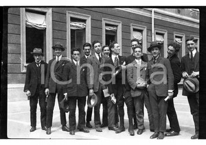 6x9cm NEGATIVO ORIGINALE* 1920 MILANO Gruppo studenti nel cortile del Liceo {1}