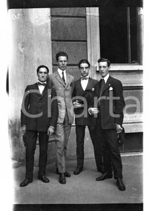 6x9cm NEGATIVO ORIGINALE*1920 MILANO In attesa degli esami nel cortile del Liceo