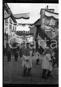 1920 GARLATE (LC) Processione del Corpus Domini NEGATIVO ORIGINALE 3 Negativo originale in bianco e nero, su pellicola, in formato cm 6 x 9  E' SEVERAMENTE VIETATA LA RIPRODUZIONE.TUTTI I DIRITTI SONO RISERVATI.ICharta mette in vendita, sul negozio eBay e in esclusiva sul sito "icharta" il proprio archivio composto da numerose diapositive e negativi fotografici d'epoca, tutti originali e autentici, che attraversano la storia del costume italiano tra gli la fine degli anni Sessanta e Novanta.Si tratta di uno sguardo inedito sull'attualità, la politica, la vita quotidiana, il gossip e la cultura, che fotografa il cambiamento della nazione in quest'ultimo scorcio del XX secolo. Un'occasione unica per il mercato del collezionismo, che vede finalmente disponibile un archivio eccezionale per vastità, tematiche e condizioni, in un settore (il negativo fotografico e la diapositiva) di assoluta novità e dalle interessanti prospettive di investimento.  FAIR/discreto  FORMATO: cm 6 x 9 originale e autentica 1