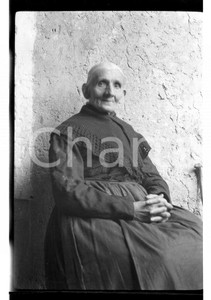 1920 GARLATE (LC) Ritratto Rachele Bergamo sull'aia 4 NEGATIVO ORIGINALE Negativo originale in bianco e nero su pellicola.  E' SEVERAMENTE VIETATA LA RIPRODUZIONE.TUTTI I DIRITTI SONO RISERVATI.ICharta mette in vendita, sul negozio eBay e in esclusiva sul sito "icharta" il proprio archivio composto da numerose diapositive e negativi fotografici d'epoca, tutti originali e autentici.Si tratta di uno sguardo inedito sull'attualità, la politica, la vita quotidiana, il gossip e la cultura, che fotografa il cambiamento della nazione (e non solo) tra il 1890 ed il 1990 circa. Un'occasione unica per il mercato del collezionismo, che vede finalmente disponibile un archivio eccezionale per vastità, tematiche e condizioni, in un settore (il negativo fotografico e la diapositiva) di assoluta novità e dalle interessanti prospettive di investimento. FAIR/discreto  Formato: cm 6 x 9 originale e autentica 1