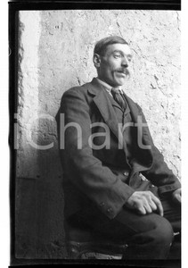 6x9cm NEGATIVO ORIGINALE * 1920 GARLATE (LC) Ritratto maschile sull'aia