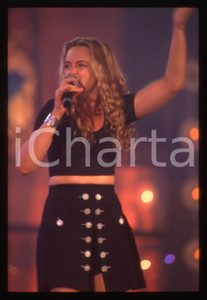 35mm vintage slide* 1994 FESTIVALBAR Marie Claire D'UBALDO sul palco Ritratto 2 Diapositiva d'epoca, in formato 35 mm. CONDIZIONI: GOODE' severamente vietata la riproduzione. Tutti i diritti sono riservati.Nella diapositiva ICharta mette in vendita, sul negozio eBay e in esclusiva sul sito "icharta" il proprio archivio composto da numerose diapositive e negativi fotografici d'epoca, tutti originali e autentici, che attraversano la storia del costume italiano tra gli la fine degli anni Sessanta e Novanta.Si tratta di uno sguardo inedito sull'attualit&agrave;, la politica, la vita quotidiana, il gossip e la cultura, che fotografa il cambiamento della nazione in quest'ultimo scorcio del XX secolo. Un'occasione unica per il mercato del collezionismo, che vede finalmente disponibile un archivio eccezionale per vastit&agrave;, tematiche e condizioni, in un settore (il negativo fotografico e la diapositiva) di assoluta novit&agrave; e dalle interessanti prospettive di investimento.  originale e autentica 1