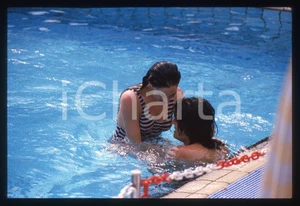 Fotografia d epoca originale 35mm vintage slide1988 GOSSIP Scarlett VON WOLLENMANN in piscina 2 1