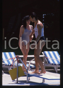 35mm vintage slide*1988 GOSSIP Scarlett VON WOLLENMANN e SCIALPI in piscina (5) Diapositiva d'epoca, in formato 35 mm. CONDIZIONI: GOODE' severamente vietata la riproduzione. Tutti i diritti sono riservati. ICharta mette in vendita, sul negozio eBay e in esclusiva sul sito "icharta" il proprio archivio composto da numerose diapositive e negativi fotografici d'epoca, tutti originali e autentici, che attraversano la storia del costume italiano tra gli la fine degli anni Sessanta e Novanta.Si tratta di uno sguardo inedito sull'attualit&agrave;, la politica, la vita quotidiana, il gossip e la cultura, che fotografa il cambiamento della nazione in quest'ultimo scorcio del XX secolo. Un'occasione unica per il mercato del collezionismo, che vede finalmente disponibile un archivio eccezionale per vastit&agrave;, tematiche e condizioni, in un settore (il negativo fotografico e la diapositiva) di assoluta novit&agrave; e dalle interessanti prospettive di investimento.  originale e autentica 1