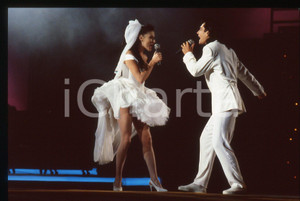 35mm vintage slide* 1988 FESTIVALBAR Giovanni SCIALPI Scarlett VON WOLLENMANN 3 Diapositiva d'epoca, in formato 35 mm. CONDIZIONI: GOODE' severamente vietata la riproduzione. Tutti i diritti sono riservati. ICharta mette in vendita, sul negozio eBay e in esclusiva sul sito "icharta" il proprio archivio composto da numerose diapositive e negativi fotografici d'epoca, tutti originali e autentici, che attraversano la storia del costume italiano tra gli la fine degli anni Sessanta e Novanta.Si tratta di uno sguardo inedito sull'attualit&agrave;, la politica, la vita quotidiana, il gossip e la cultura, che fotografa il cambiamento della nazione in quest'ultimo scorcio del XX secolo. Un'occasione unica per il mercato del collezionismo, che vede finalmente disponibile un archivio eccezionale per vastit&agrave;, tematiche e condizioni, in un settore (il negativo fotografico e la diapositiva) di assoluta novit&agrave; e dalle interessanti prospettive di investimento.  originale e autentica 1